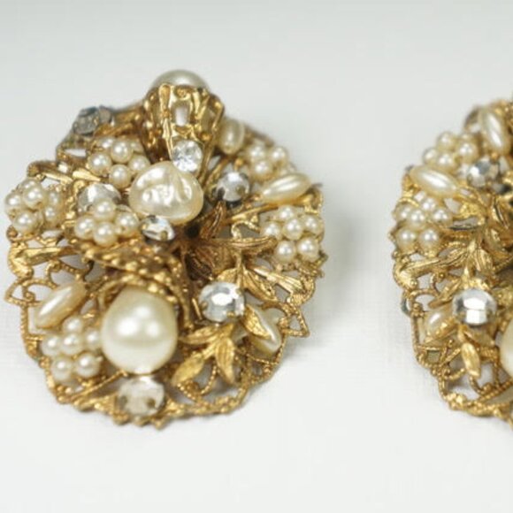 Beautiful Vintage Faux Gold and Pearl Clip-on Earrings 2" x 1 1/4" - Picture 1 of 3